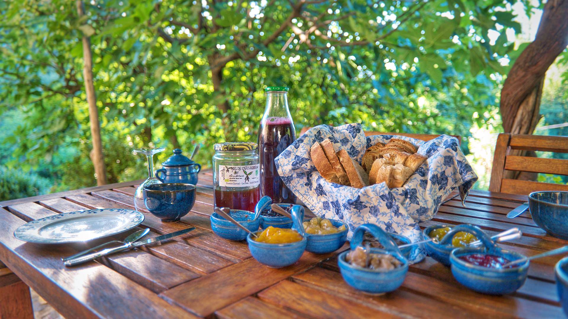 Au Portaou - Petit déjeuner avec confitures maison sur la terrasse